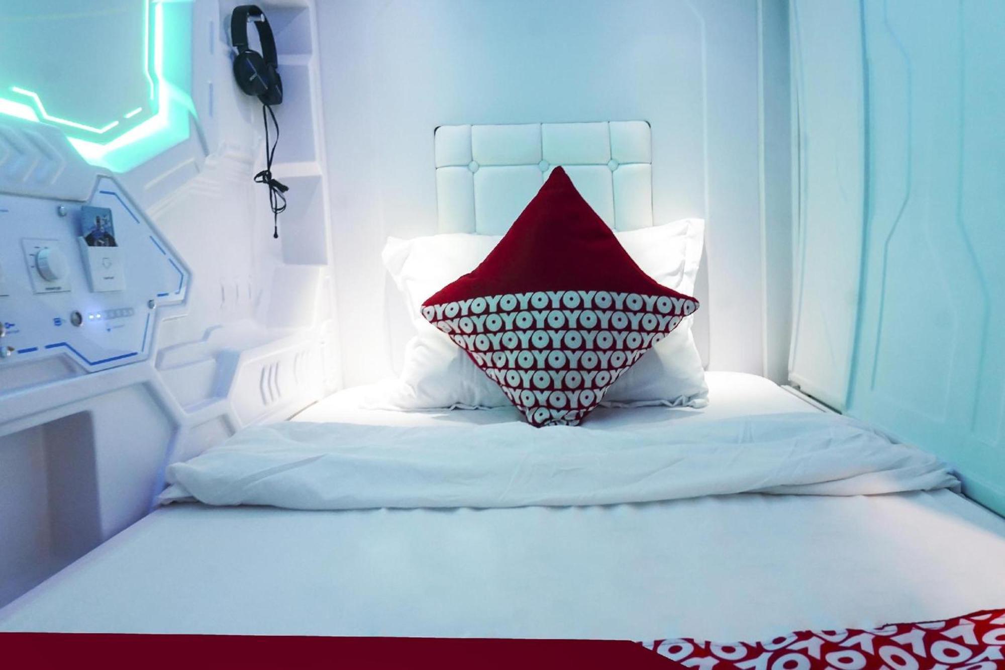 Super Oyo 91328 Fiducia Capsule Hotel Jakarta Exteriör bild