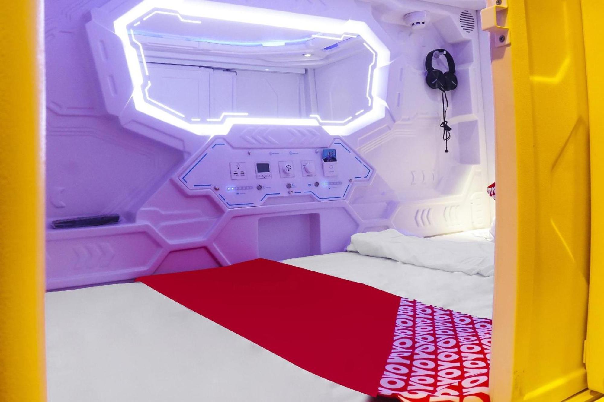 Super Oyo 91328 Fiducia Capsule Hotel Jakarta Exteriör bild