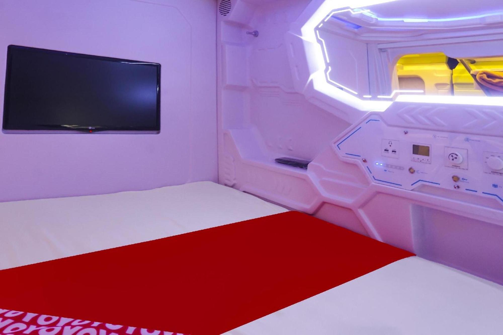 Super Oyo 91328 Fiducia Capsule Hotel Jakarta Exteriör bild